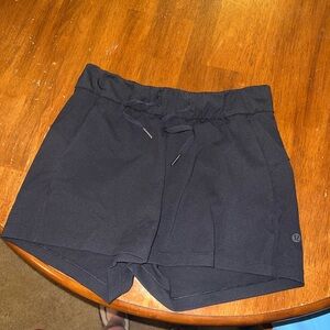 lululemon on the fly shorts size 4